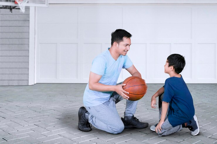 Ilustrasi ayah mengajar anak bermain bola basket (Sumber: freepik.com/EyeEm)