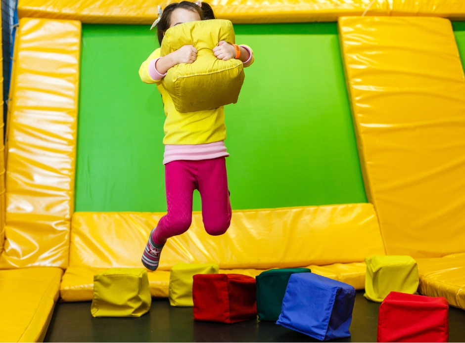 bermain-trampoline-di-playground