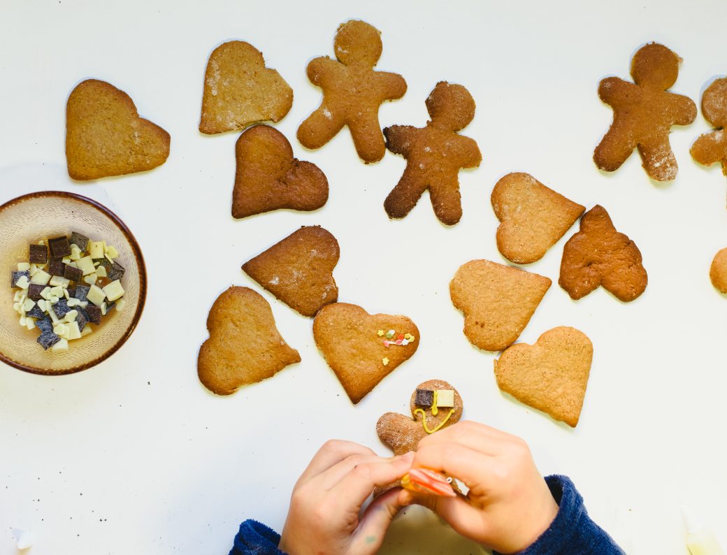 Proyek DIY Anak Menghias Cookies